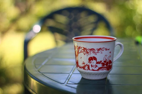 Masanın üzerinde bir fincan kahve.