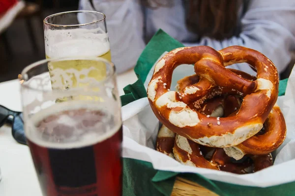 Bir bardak bira ve simit.