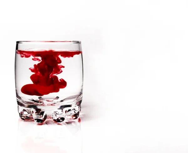 Bir kadeh kırmızı şarap.