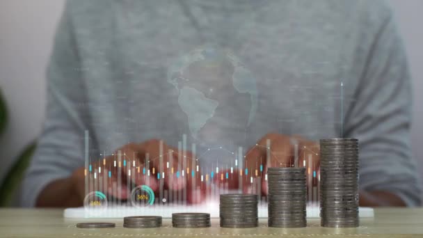 Een Mannenanalyse Business Data Hologram Bedrijfsgroeiconcept Muntstapel Verhoging — Stockvideo