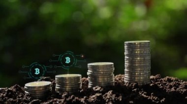 Bozuk para yığını üzerindeki bitcoin iş büyüme konseptini artırır. Bitcoin işareti hologram arkaplanı.
