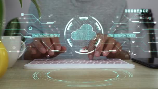Hombre Que Usa Computadora Para Conectarse Holograma Datos Computación Nube — Vídeos de Stock