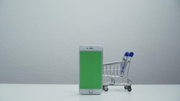 Остановить Движение Корзины Покупки Перемещения Вокруг Смартфона Зеленый Экран — стоковое видео