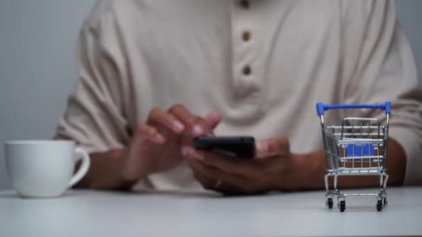 Stop Motion Men Shopping Online Smart Phone Cart Shopping Moving — Stok Video