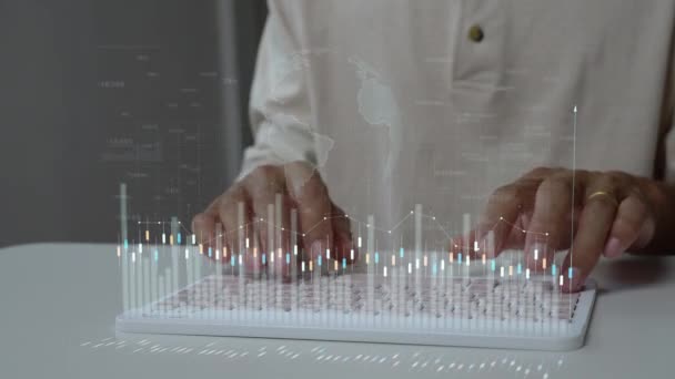 Hombre Que Usa Computadora Para Conectarse Holograma Datos Computación Nube — Vídeo de stock