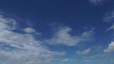 Bulutlar zaman kavramı güzel bir günde.