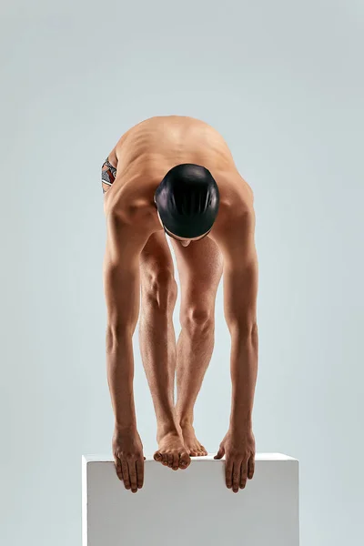 ジャンプの準備をしている水泳選手の肖像画。水泳や水遊びの概念。正面図。混合メディア — ストック写真