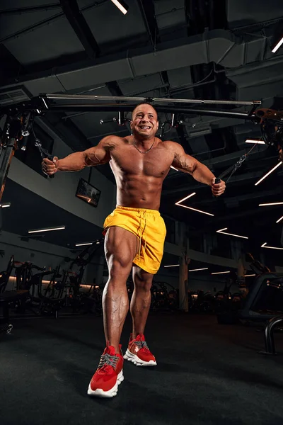 ハゲ残忍なセクシーな強いボディービルダー運動フィットネスマンは、腹筋の筋肉ワークアウトボディービルのコンセプトの背景をポンプアップ — ストック写真