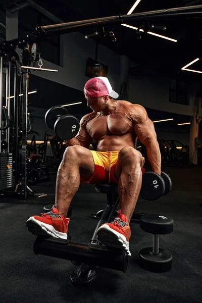 Kel acımasız seksi güçlü vücut geliştirmeci atletik fitness adam abs kasları egzersiz vücut geliştirme kavramı arka plan kadar pompalama — Stok fotoğraf