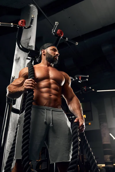 Kale brutale sexy sterke bodybuilder atletische fitness man oppompen ABS spieren training Bodybuilding concept achtergrond — Stockfoto