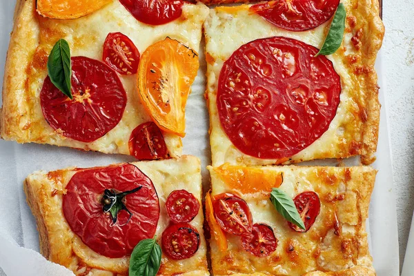 Lahodná domácí hranatá pizza se zeleninou na bílém — Stock fotografie