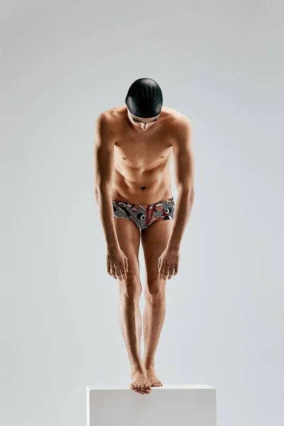一个正在准备跳水的游泳运动员的画像。游泳和水上运动的概念。前面的景色混合媒体 — 图库照片