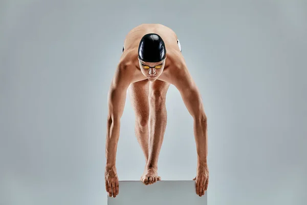 Retrato de un nadador que se prepara para un salto. El concepto de natación y juegos de agua. Vista frontal. Medios mixtos — Foto de Stock