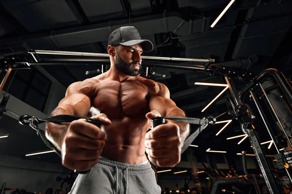 Kale brutale sexy sterke bodybuilder atletische fitness man oppompen ABS spieren training Bodybuilding concept achtergrond — Stockfoto