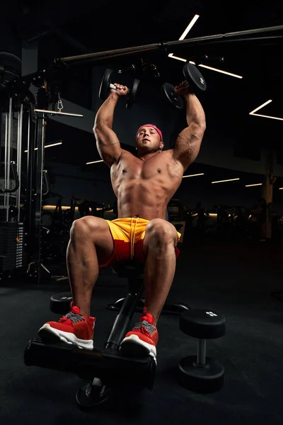 Calvo brutal sexy fuerte culturista atlético fitness hombre bombeo hasta abs músculos entrenamiento culturismo concepto fondo —  Fotos de Stock