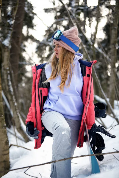 Close up retrato de mulher snowboarder na estância de esqui usando capacete e óculos com reflexo de montanhas. Espaço livre da cópia para suas informações. — Fotografia de Stock