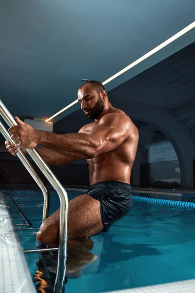 Yüzme havuzunda ayakta ıslak seksi kaslı adam portresi — Stok fotoğraf