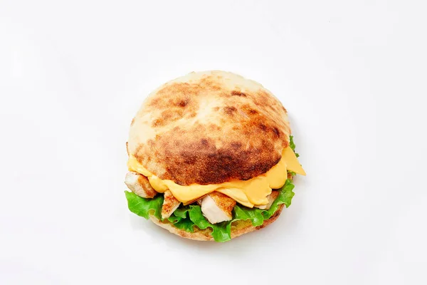 Grande delizioso hamburger di pollo su sfondo bianco. — Foto Stock