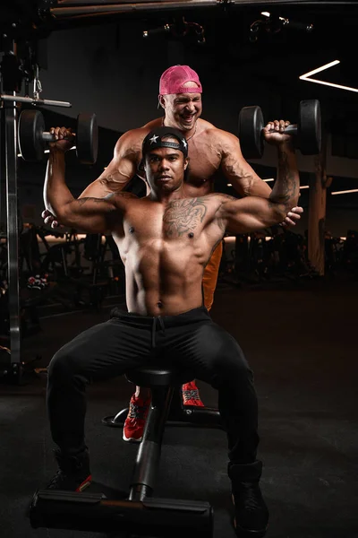 Vahşi seksi vücutgeliştiriciler atletik fitness kasları şişiren erkekler vücut geliştirme konsepti. — Stok fotoğraf