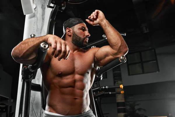 Kel acımasız seksi güçlü vücut geliştirmeci atletik fitness adam abs kasları egzersiz vücut geliştirme kavramı arka plan kadar pompalama — Stok fotoğraf