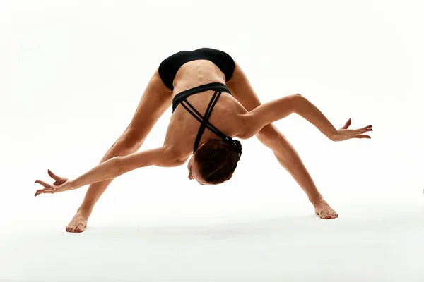 Bailarina de Ballet Emocional en Traje Corporal Posando en Danza en Varias Posadas Contra el Fondo Blanco —  Fotos de Stock