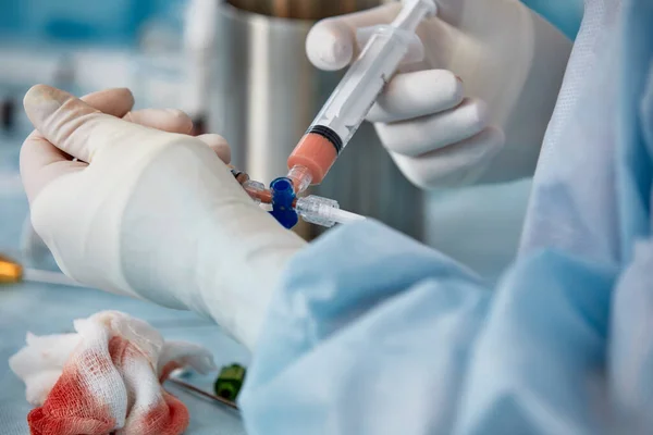 Läkare med spruta, fokusera på hennes hand — Stockfoto