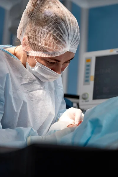 Хирург режет веко и выполняет манипуляции с помощью медицинских инструментов. Блефаропластика. — стоковое фото