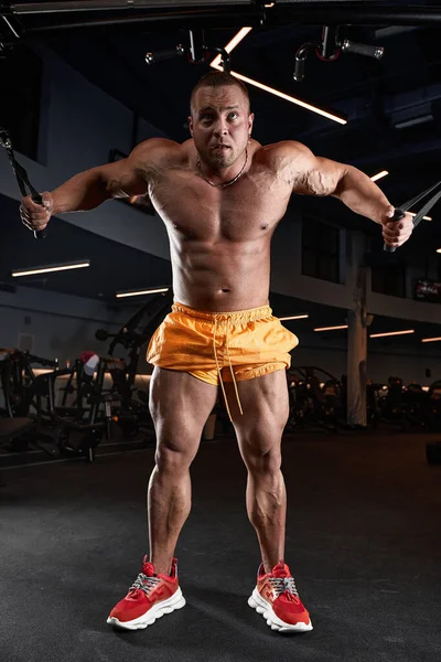 Vücut geliştirici yakışıklı güçlü atletik sert adam karın kaslarını çalıştırıyor spor yapıyor ve vücut geliştirme konusunda sağlıklı bir geçmişe sahip. — Stok fotoğraf