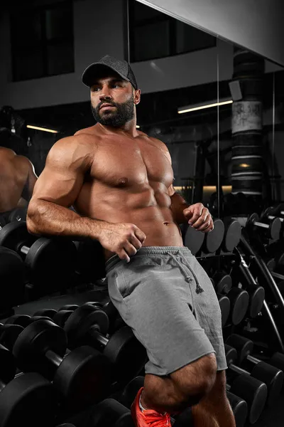 Жорстокі кавказькі бодібілдери, які тренуються в спортзалі набирати вагу, виштовхують м'язи і створюють фітнес і концепцію бодібілдингу. — стокове фото