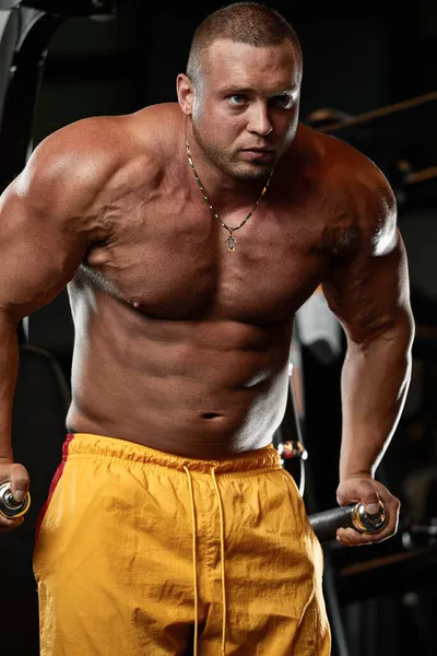 ハゲ残忍なセクシーな強いボディービルダー運動フィットネスマンは、腹筋の筋肉ワークアウトボディービルのコンセプトの背景をポンプアップ — ストック写真