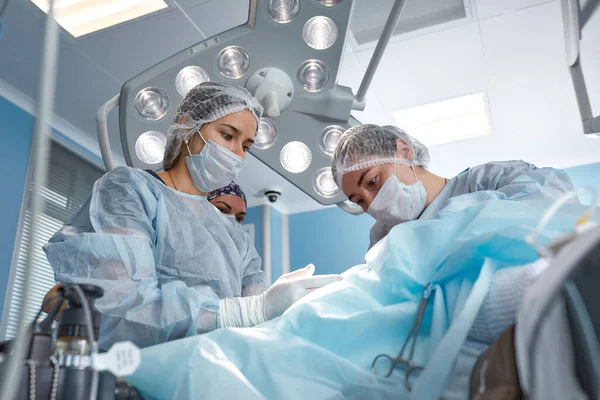 El equipo médico realiza la operación, una serie de imágenes relacionadas con la cirugía. Real moderna, honorarios de operación, lucha por la vida — Foto de Stock