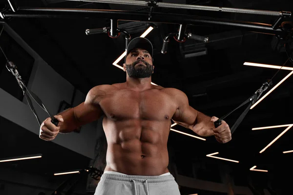 Brutalnie przystojny biały kulturysta trening na siłowni przybiera na wadze pompując mięśnie i stwarza koncepcję fitness i kulturystyki — Zdjęcie stockowe