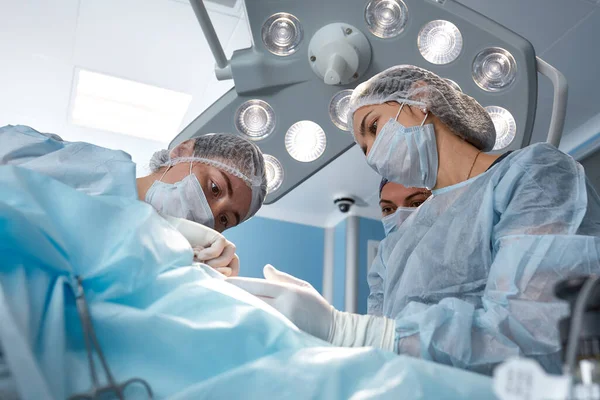 The medical team performs the operation - a series of images related to the surgery. Real modern, operating fee, struggle for life — Stock Photo, Image