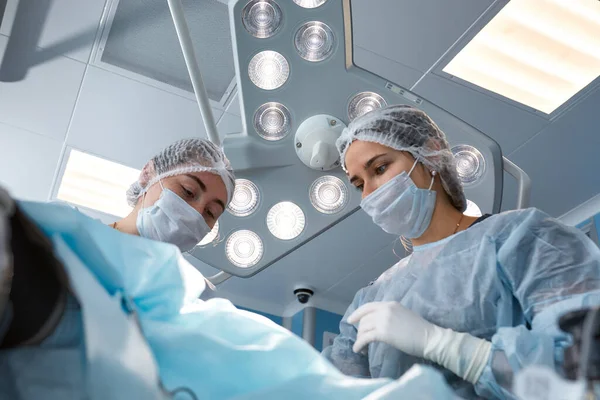 Медична команда виконує операцію - серію зображень, пов'язаних з операцією. Справжня сучасна, операційна плата, боротьба за життя — стокове фото