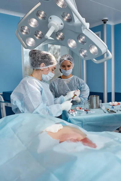 Operaci provádí lékařský tým - série snímků souvisejících s operací. Skutečný moderní, provozní poplatek, boj o život — Stock fotografie