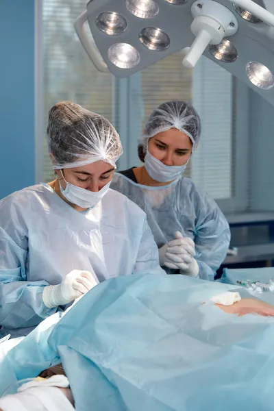 Медична команда виконує операцію - серію зображень, пов'язаних з операцією. Справжня сучасна, операційна плата, боротьба за життя — стокове фото