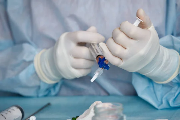 Perspectiva de um paciente em uma mesa cirúrgica que vê o médico acima com uma seringa na mão. Foco seletivo — Fotografia de Stock