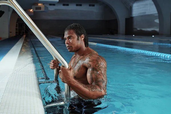 Retrato de moda de un hombre sexy muy musculoso en ropa interior en la piscina — Foto de Stock