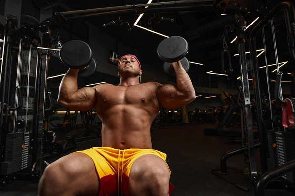 Careca brutal sexy forte fisiculturista atlético fitness homem bombeando abdominais músculos treino musculação conceito fundo — Fotografia de Stock