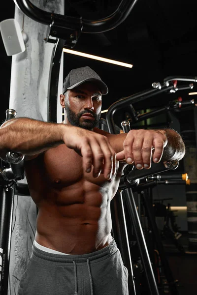 Çalışma dışarı kilo kas ve pozlar fitness ve vücut geliştirme kavramı pompalama spor eğitim acımasız yakışıklı beyaz vücut geliştirmeci — Stok fotoğraf
