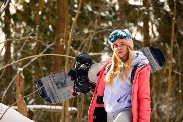 Nahaufnahme Porträt der Snowboarderin im Skigebiet mit Helm und Schutzbrille mit Reflexion des Waldes in den Bergen. Kostenloser Kopierplatz für Ihre Informationen. — Stockfoto