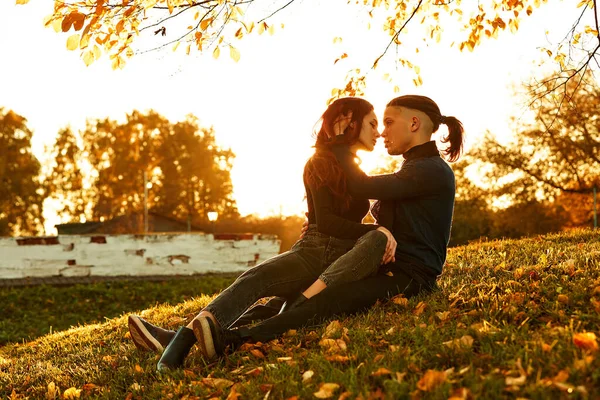 幸せな若いカップル秋の公園での屋外キス — ストック写真