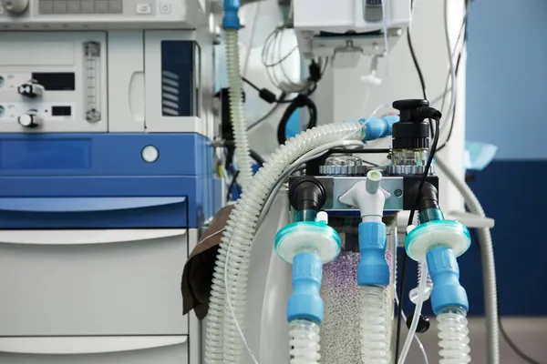 Ο Ιατρικός Συγκεντρωτής Οξυγόνου είναι έτοιμος να χρησιμοποιήσει τα επείγοντα στο νοσοκομείο. Ιατρική συσκευή Ατομική φορητή φιάλη οξυγόνου για την τοποθέτηση αερίου σε ασθενείς με αναπνευστικές διαταραχές — Φωτογραφία Αρχείου