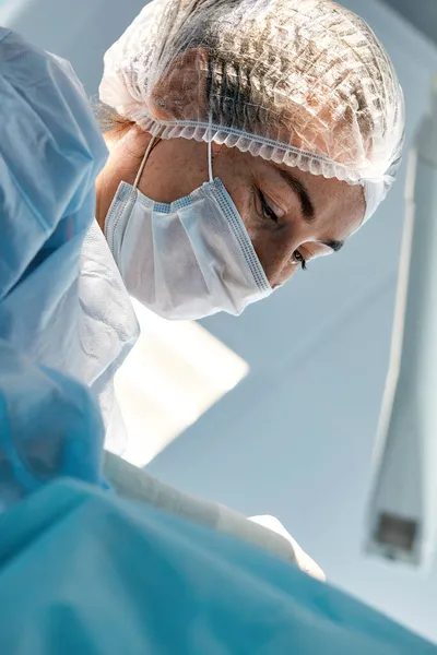 手术室里一名女外科医生的特写，在手术室里面容紧张的医生的特写. — 图库照片