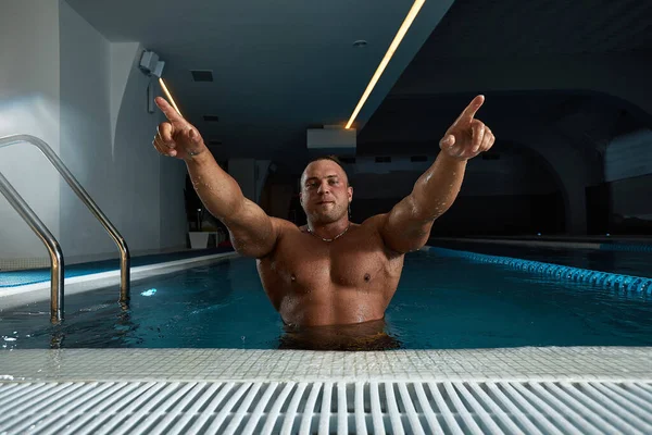 Portret mokre Sexy muskularny mężczyzna stojący w basenie — Zdjęcie stockowe