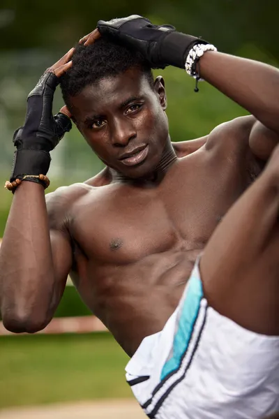 Ti alleni domattina. Giovane uomo africano forte in abbigliamento sportivo che esercita all'aperto. Sport, concetto di allenamento. Stile di vita sano e attivo. TRX — Foto Stock