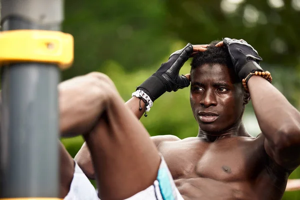 Entrenando por la mañana. Joven hombre africano fuerte en ropa deportiva haciendo ejercicio al aire libre. Deporte, concepto de entrenamiento. Vida activa saludable. TRX — Foto de Stock