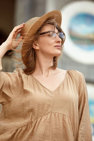 Primer plano de la cara de la joven mujer sexy de verano con sombrero y gafas de sol. Retrato de estilo de vida al aire libre . — Foto de Stock