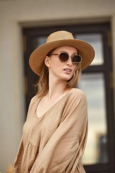 Close-up do rosto da jovem mulher sexy verão vestindo chapéu e óculos de sol. Retrato de estilo de vida ao ar livre . — Fotografia de Stock