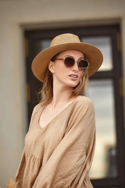 Close-up van gezicht van jonge zomer sexy vrouw hoed en zonnebril dragen. Openlucht levensstijl portret. — Stockfoto